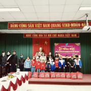 Tặng quà cho các hoàn cảnh khó khăn nhân dịp Tết giáp thìn 2024 tại phường Phước Vĩnh